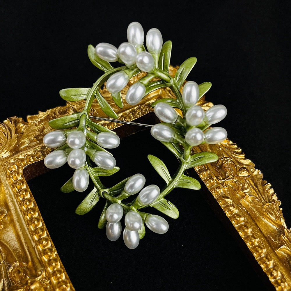 Mistletoe Brooch