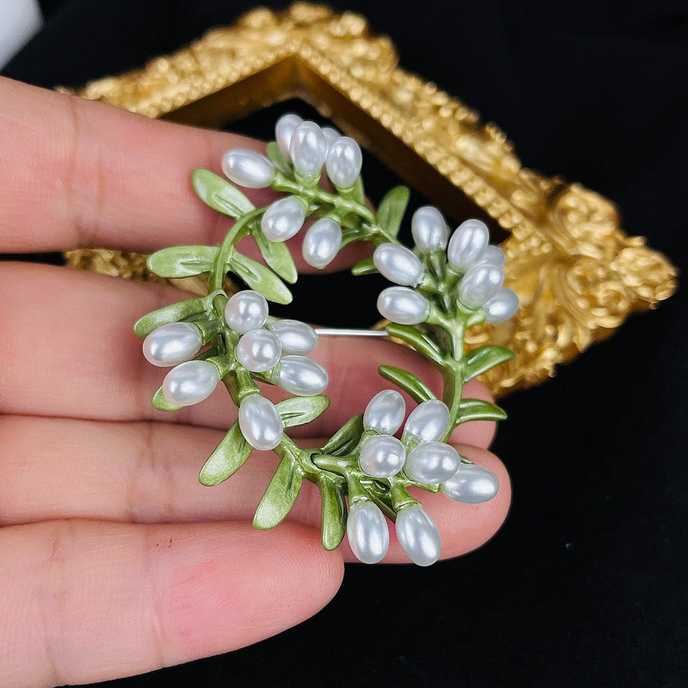 Mistletoe Brooch